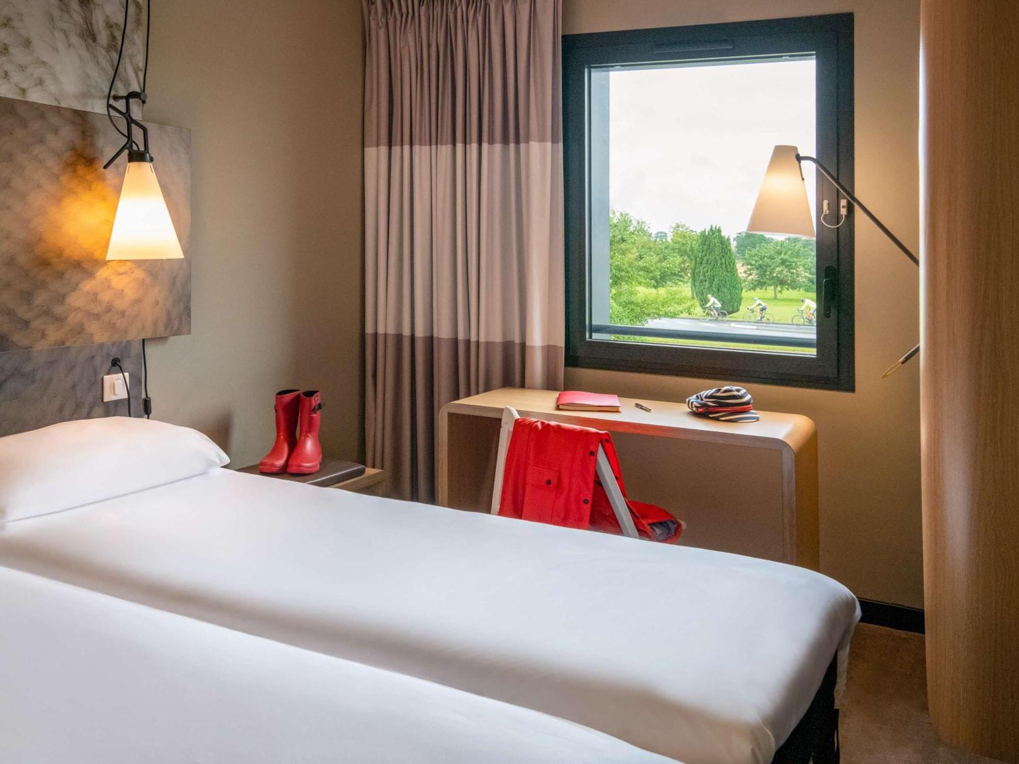 Ibis Pontorson Baie Du Mont Saint Michel Hotel Exterior photo